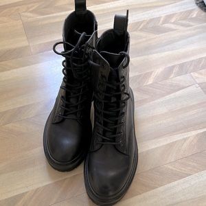 STEVE MADDEN COMBAT LEATHER BOOTS SIZE 7.5